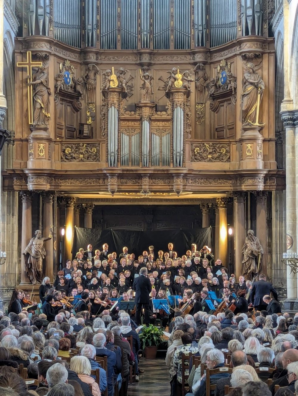 L'orchestre et le chœur en concert dans la cathédrale, sous le grand orgue